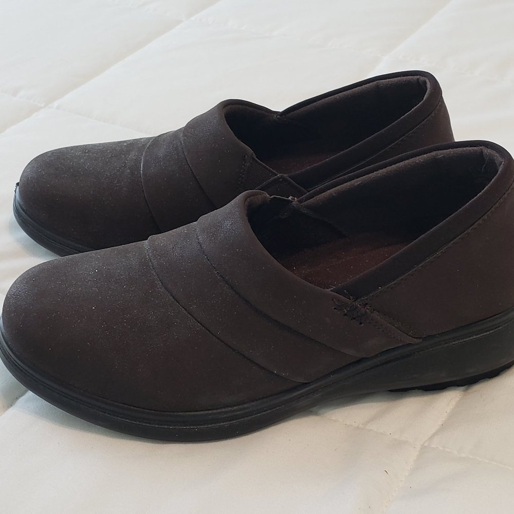 Easy Street Comfort Wave brown flat shoes, 6WW
